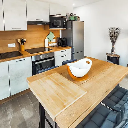 Lovely In With Kitchen Apartment *